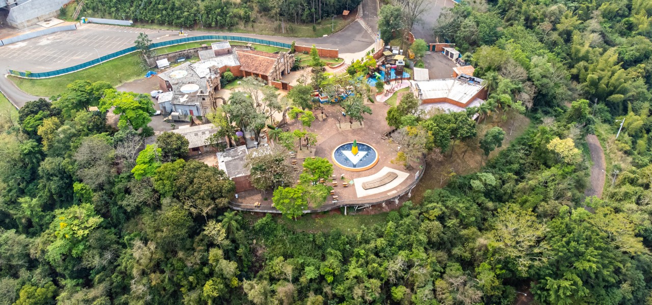 Descubra o Marco das Três Fronteiras, ponto turístico de Foz do Iguaçu. Saiba tudo sobre a história, atrações e como visitar este marco entre Brasil, Argentina e Paraguai.