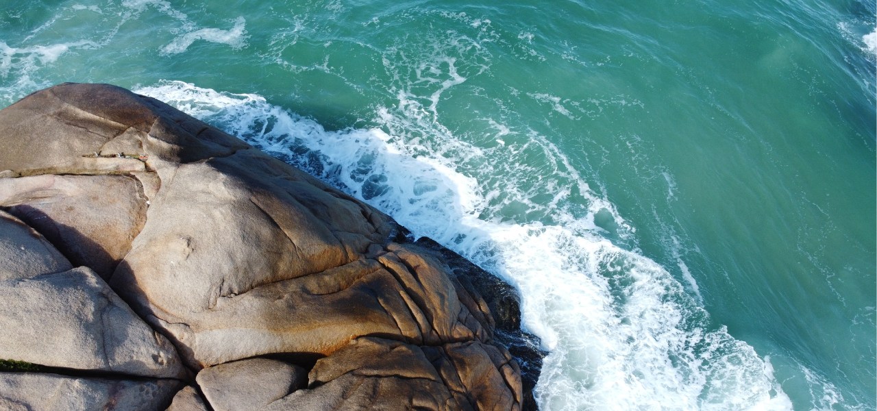 Descubra Jurerê Internacional: praia, beach clubs, gastronomia e dicas exclusivas para aproveitar o balneário de luxo em Florianópolis.